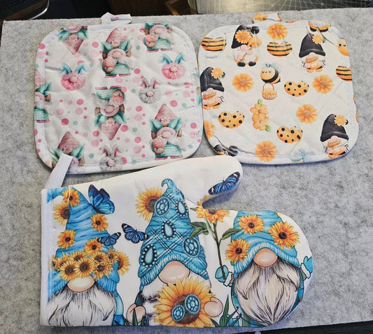 POT HOLDER/OVEN MITTS GNOMES