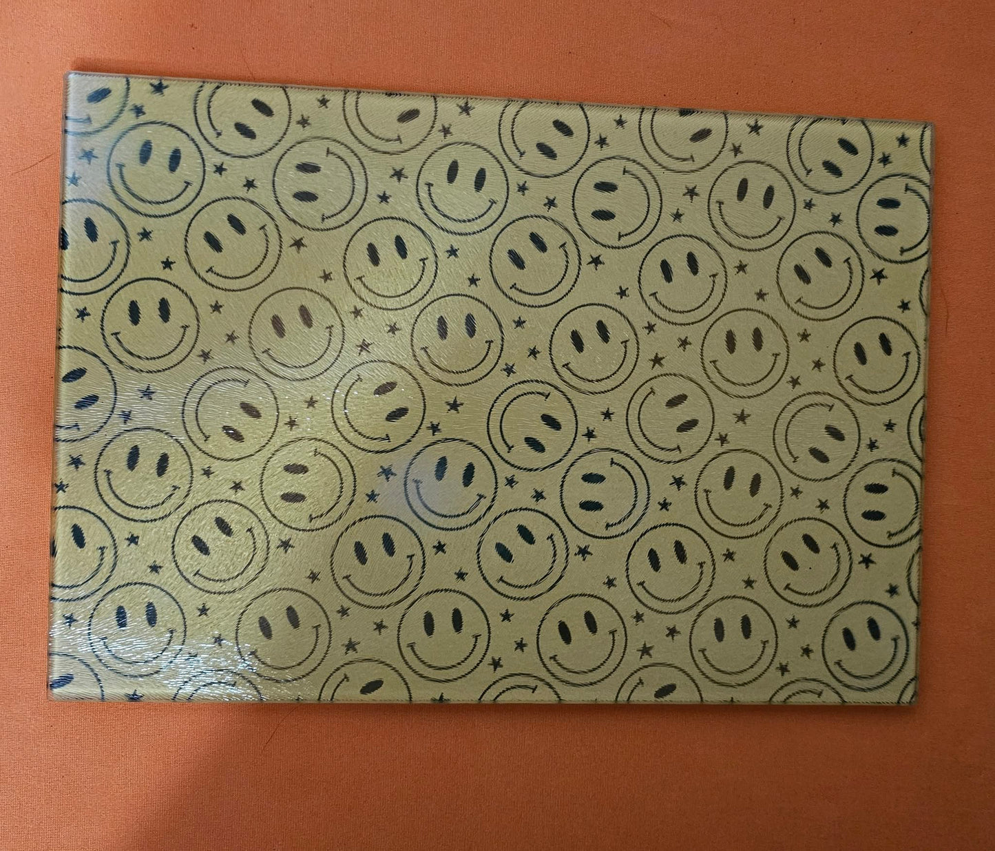 GLASS SMILEY FACE CUTTING BOARD