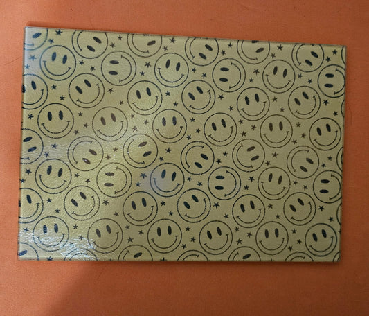 GLASS SMILEY FACE CUTTING BOARD