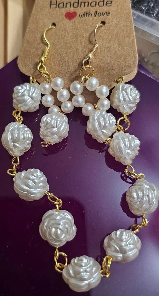 WHITE FLOWER BEAD EARRING AND BRACELET SET