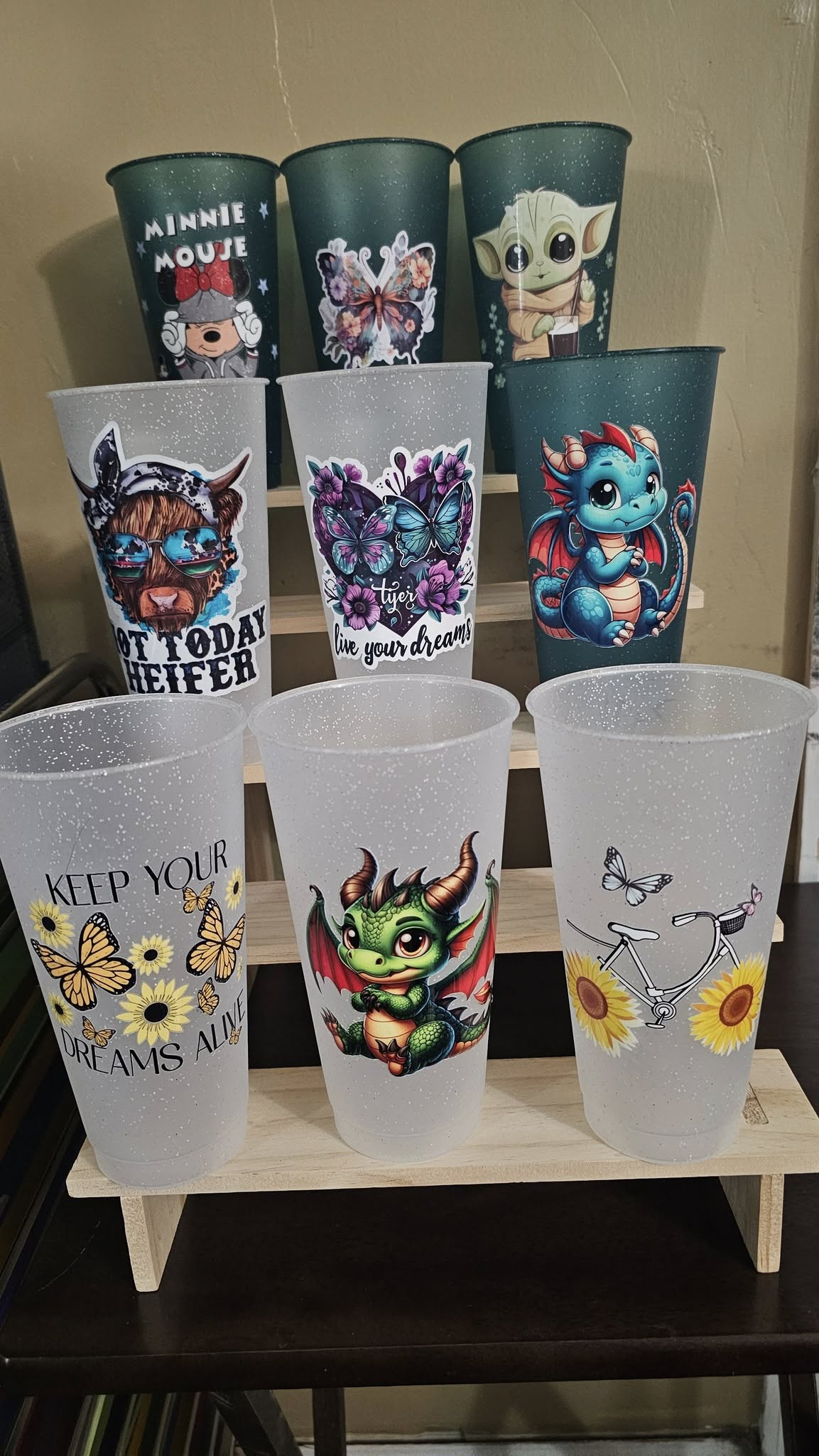 Plastic cups with lids and straws