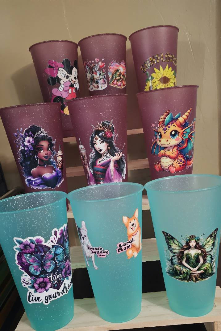 Plastic cups with lids and straws