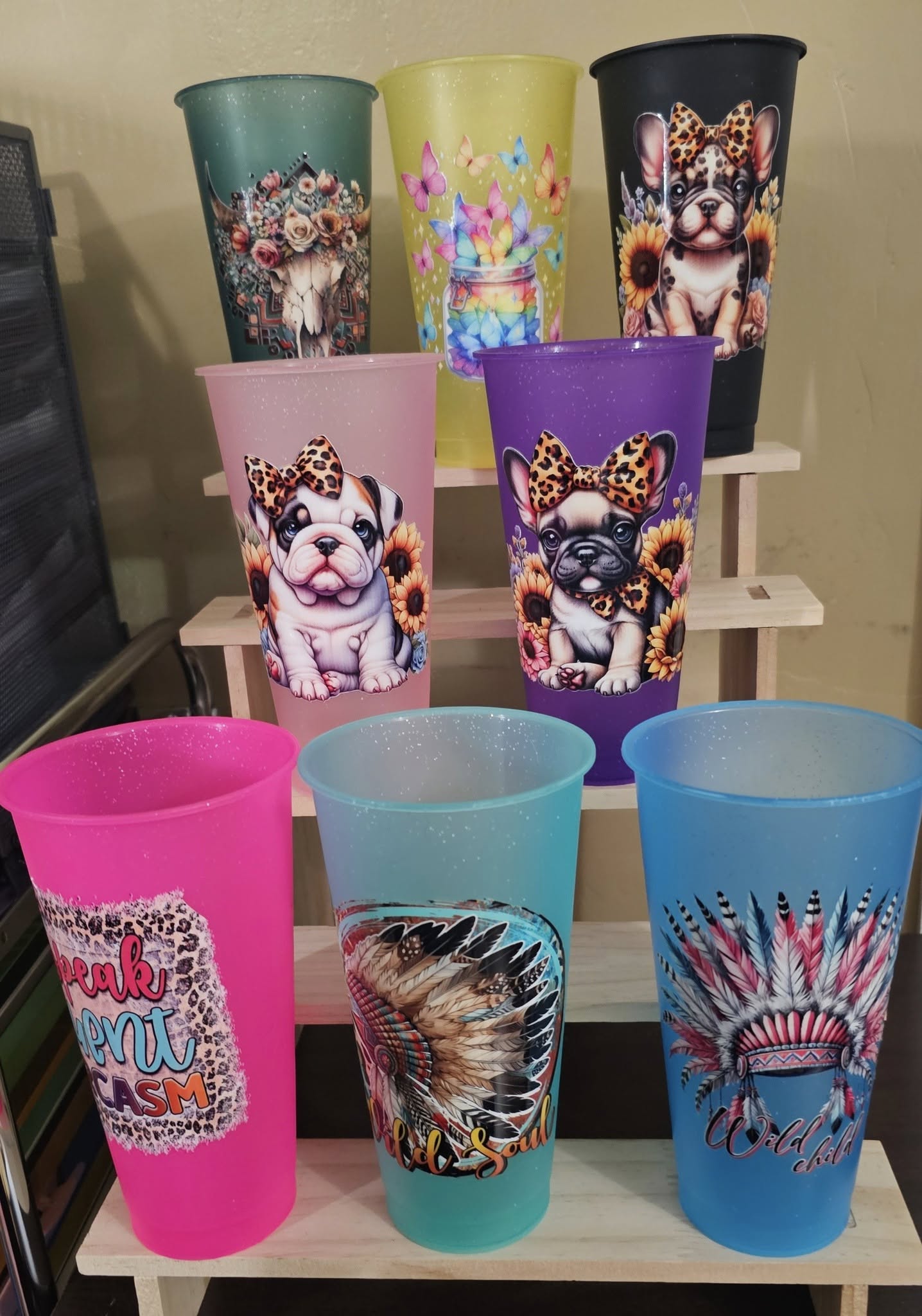 Plastic cups with lids and straws