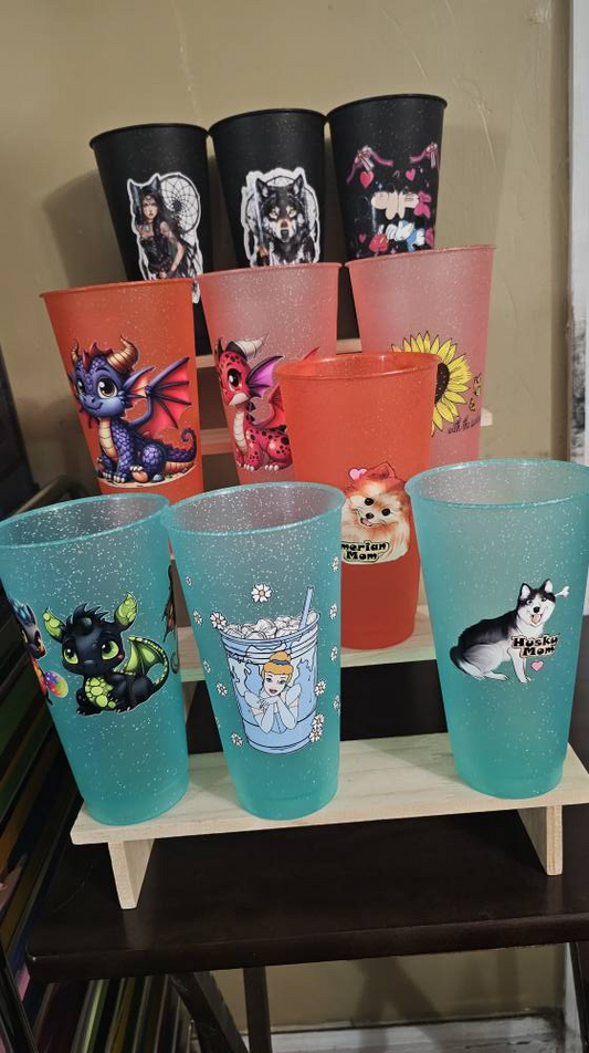 Plastic cups with lids and straws